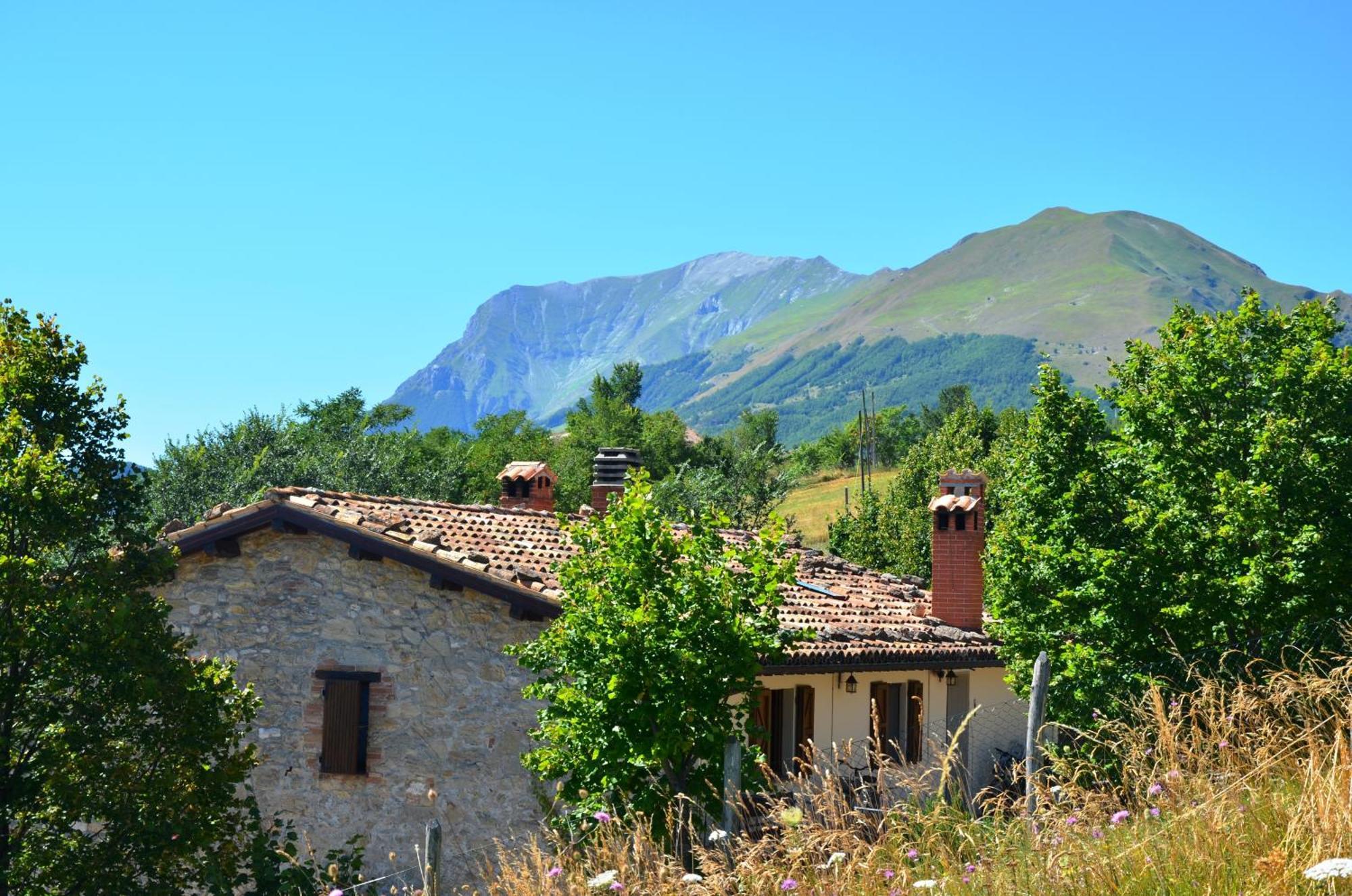 Agriturismo Le Castellare Монтемонако Экстерьер фото