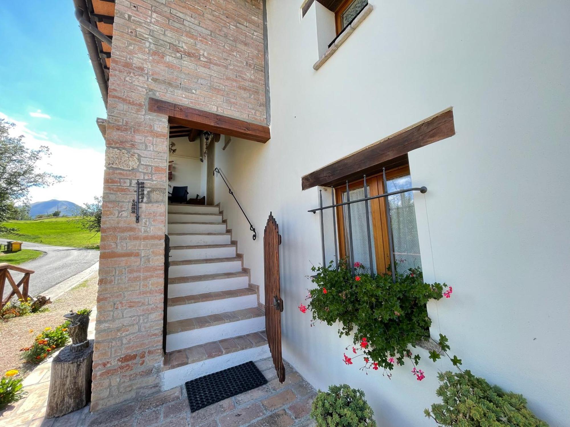 Agriturismo Le Castellare Монтемонако Экстерьер фото