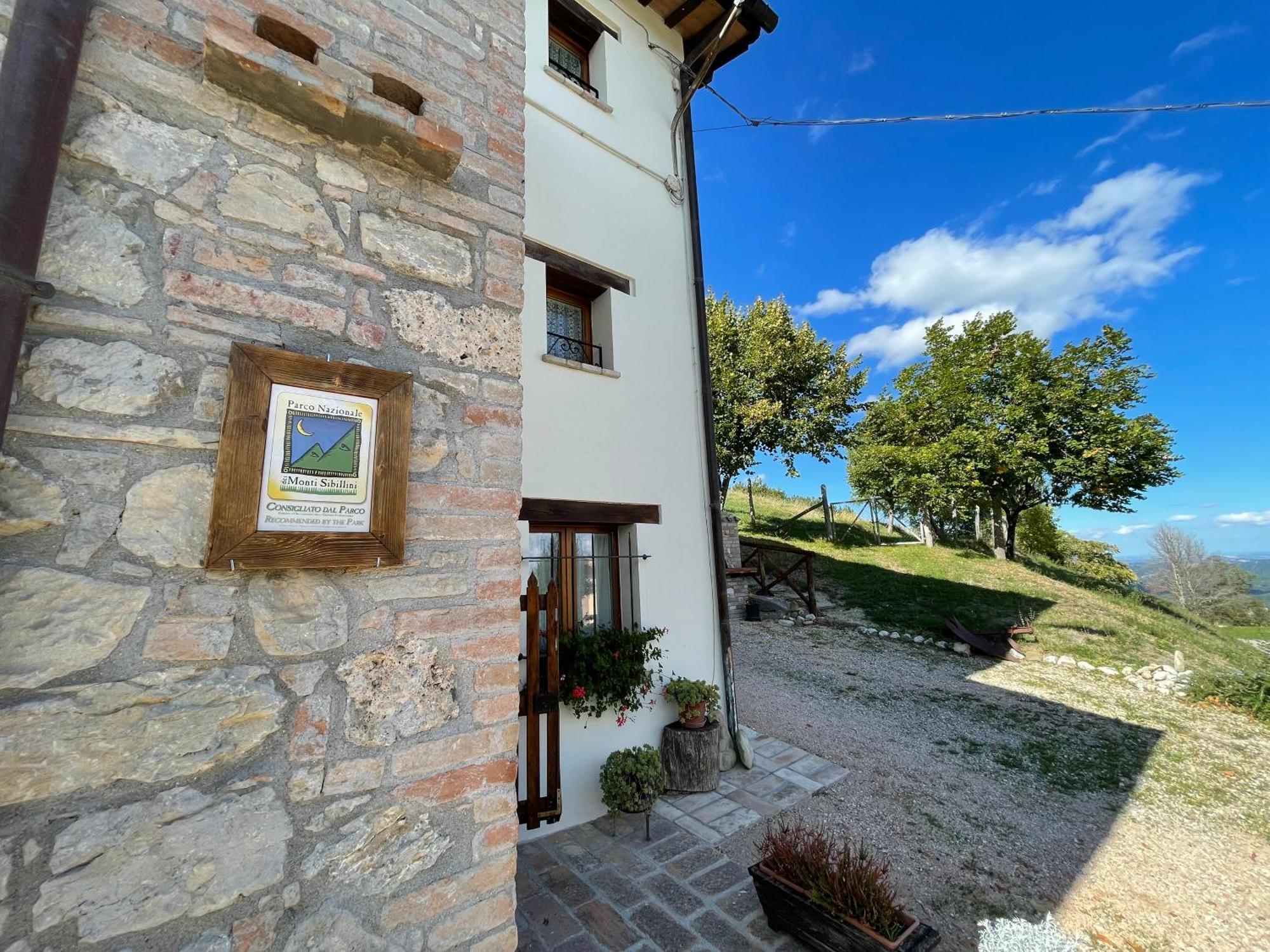 Agriturismo Le Castellare Монтемонако Экстерьер фото
