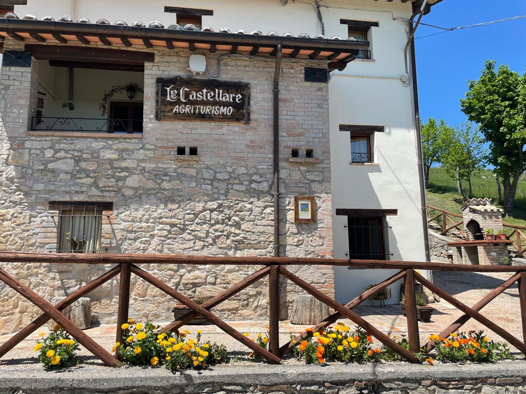 Agriturismo Le Castellare Монтемонако Экстерьер фото